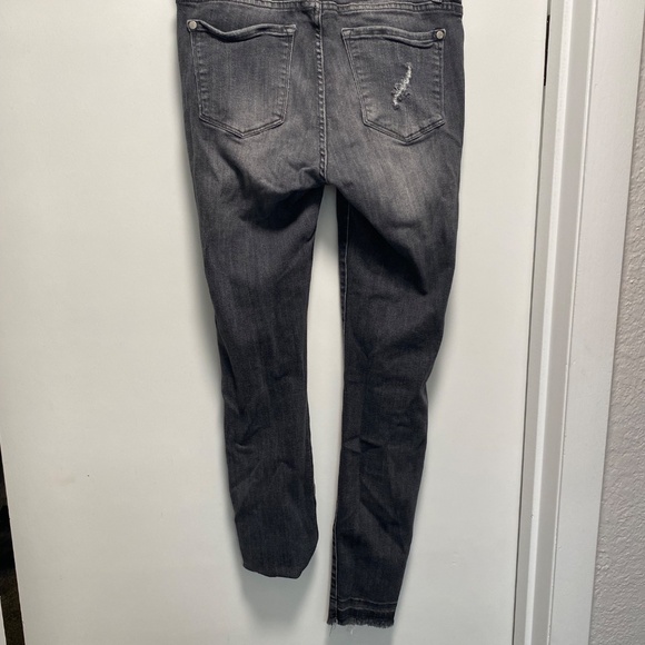 Judy Blue Jeans - Picture 2 of 3